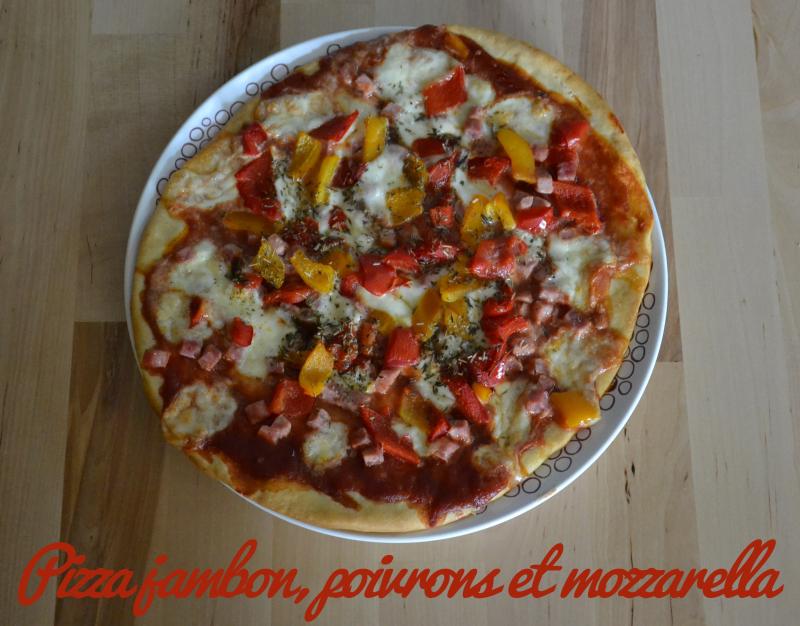 Pizza jambon, poivrons et mozzarella
